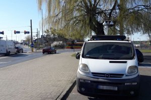 Specjalny pojazd straży miejskiej z monitoringiem ustawiony przy drodze