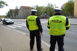 Policjanci obserwują oznaczone przejście dla pieszych