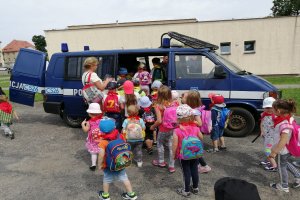 dzieci przy policyjnym radiowozie