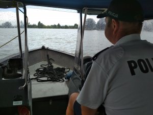 Policjant kierujący łodzią
