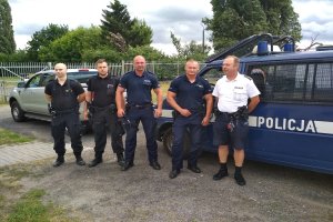Policjanci z OPP w Bydgoszczy i miejscowy funkcjonariusz