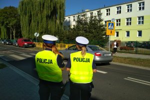 Policjantki w rejonie przejścia dla pieszych przy SP nr 16 w Grudziądzu