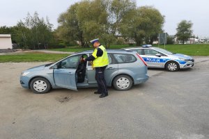policjant podczas kontroli pojazdu