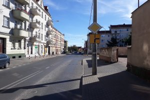 Skrzyżowanie Kalinkowa - Brzeźna ze znakiem pierwszeństwo przejazdu o przebiegu w prawo z ulicy Brzeźnej w ulicę Kalinkową.