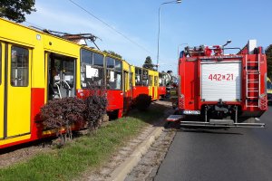 Wykolejony tramwaj oraz wóz straży pożarnej