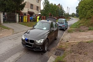 Nieoznakowany BMW a za nim Fiat Seicento