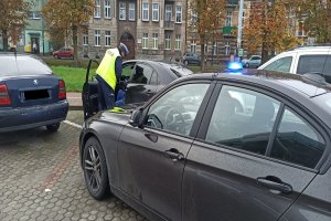 Policjant badający trzeźwość kierowcy