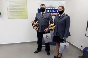 Wyróżnieni policjanci z maskotkami strażaków