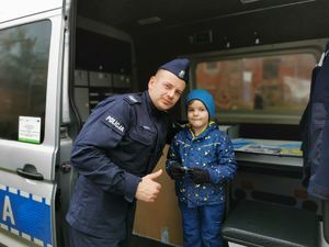 dziecko z policjantem