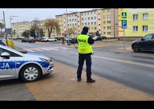 Policjanci pełniący służbę w rejonie przejść dla pieszych w ramach działań &quot;NURD&quot;.