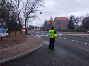 policjant w trakcie czynności na drodze