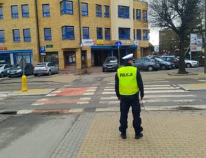 policjant nadzorujący rejon przejścia dla pieszych