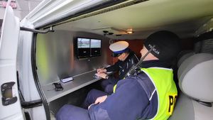 policjanci w trakcie korzystania z mobilnego monitoringu